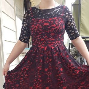 ADRIANNA PAPELL. Black lace dress with red lining. Size 4. (sku395)